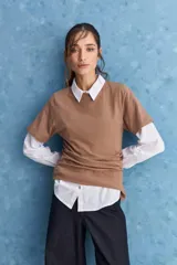 Remera negra de manga corta, con cuello redondo y diseño de corte recto.