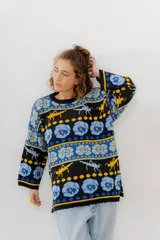 Sweater tejido de jacquard con diseño de langostas, corte oversized y tajos laterales. Confeccionado en 50% algodón y 50% poliéster.