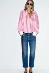 Jeans de tiro alto con corte mini flare y largo tobillero. Presentan diseño de cinco bolsillos, pernera estrecha con acabado evasé y cierre frontal con cremallera y botón.