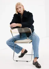 Jeans de denim de corte recto y tiro medio, en color azul clásico con efecto desteñido.