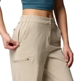 Pantalón Columbia Shale Ridge color beige, de corte recto, con cintura parcialmente elástica, bolsillos laterales con cierre y bolsillos utilitarios.