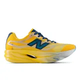 Championes de running New Balance FuelCell SC Elite V6 de mujer, en color amarillo con detalles en azul oscuro, celeste y plateado. Cuentan con una entresuela gruesa con tecnología FuelCell, placa de fibra de carbono y capellada de malla transpirable con diseño aerodinámico.