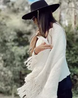 Chal realizado en lana Merino tejido a mano en telares manuales, color fucsia.