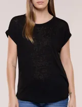 Remera de silueta relajada, de color negro, confeccionada en material de punto liviano. Presenta escote redondo clásico, mangas cortas de hombro caído con dobladillo fijo y ruedo redondeado.