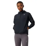 Campera deportiva New Balance Accelerate para mujer, color negro, con capucha y cierre frontal. Confeccionada en tejido ligero reciclado, con franja en el pecho en honor a la colección original de 1978.