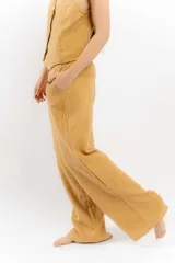 Pantalón de algodón color verde oliva, de corte recto y tiro alto con elástico en la parte trasera de la cintura. Presenta bolsillos laterales y un bolsillo trasero con tapa.