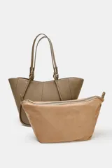 Bolso de hombro tipo shopper color marrón topo, con diseño estructurado, detalles de pespuntes visibles en el cuerpo y doble asa para el hombro.