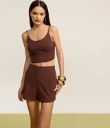 Short corto femenino de bengalina de viscosa certificada, color marrón, con cintura fija y cierre lateral de cremallera.