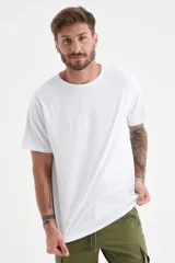 Remera manga corta con cuello redondo en color blanco, de corte clásico y diseño liso.