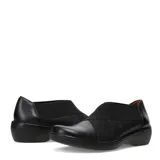 Zapatos casuales de mujer color negro, confeccionados en cuero con paneles elásticos cruzados en el empeine para un ajuste cómodo. Presentan una suela de plataforma baja y diseño sin cordones.