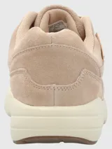 Zapatillas urbanas Hush Puppies modelo Brandhall, confeccionadas en cuero descarne color taupe. Presentan diseño con cordones, suela de EVA con tecnología de amortiguación de aire y detalles de la marca en el lateral y la lengüeta.