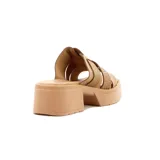 Sandalia color beige con plataforma y taco cuadrado. Presenta tres tiras anchas en la capellada, con detalle de textura tejida en la tira central.