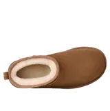 Botas de caña baja confeccionadas en ante de alta calidad, con plataforma elevada y forro interior de lana suave. Presentan un diseño minimalista con costuras visibles y tirador trasero.