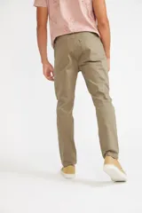 Pantalón de gabardina para hombre, de corte regular, con cierre y botón, cinco bolsillos y pasacinto.