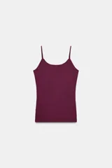 Camiseta ajustada de tirantes finos con escote redondo, confeccionada en tejido elástico de poliamida.