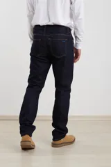 Pantalón de jean azul oscuro, corte recto, con bolsillos delanteros y traseros.