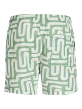 Short de baño de color verde con estampado geométrico de líneas blancas, cintura elástica con cordón de ajuste y bolsillos delanteros.