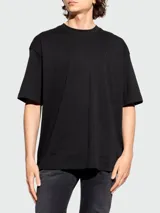 Remera de algodón color negro, de corte holgado y manga corta, con cuello redondo y pequeño logo de la marca bordado en el pecho.