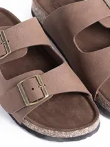Sandalia tipo Birkenstock color negro con doble tira ajustable mediante hebillas metálicas y plantilla de corcho.