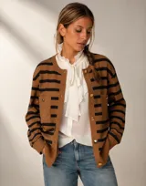 Cárdigan de punto con diseño a rayas horizontales en color marrón y negro, cuello redondo, cierre frontal con botones dorados y bolsillos laterales tipo parche.