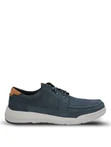 Zapato casual Hush Puppies modelo Fontier, confeccionado en cuero azul marino con detalles en color suela en el talón y lengüeta. Presenta suela de EVA con tecnología Duo-Balance para mayor ligereza y estabilidad, y cierre mediante cordones bicolores.