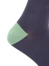 Calcetines de bambú color azul marino con detalles en verde claro en la puntera y el talón. Presentan un pequeño logo bordado en verde claro cerca del puño. Son suaves, frescos, antibacterianos y de alta absorción, manteniendo los pies secos y cómodos.