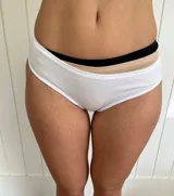 Pack de tres bombachas vedetinas de algodón egipcio: una blanca, una beige y una negra.