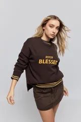 Minifalda de jean negra con silueta recta, tiro medio y bolsillos funcionales delanteros y traseros.
