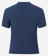 Remera azul marino de manga corta y corte ajustado, con cuello redondo y ribete en contraste color blanco en el cuello y los puños.