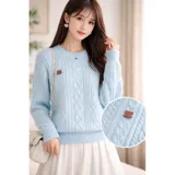 Buzo de manga larga color azul marino con diseño de tejido trenzado, cuello redondo y puños y ruedo elásticos acanalados.