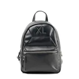 Mochila negra de símil cuero liso, con un compartimento principal con cierre, un bolsillo externo con cierre, un bolsillo interno con cierre y dos bolsillos internos abiertos. Tiene correa regulable y logotipo de XL Extra Large al frente en relieve.