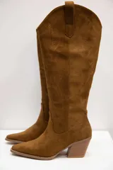 Bota texana de caña alta, confeccionada en material símil gamuza con terminación suave. Presenta diseño bordado sobre la caña, punta fina y taco medio ancho.