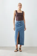 Falda larga de jean azul con abertura frontal y ruedo desflecado.