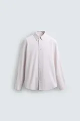Camisa de corte regular fit confeccionada en tejido de algodón con diseño de rayas finas. Presenta cuello solapa, cierre frontal de botones y manga larga con puños abotonados.
