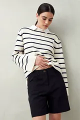 Bermuda negra de algodón, de tiro medio y calce relajado.