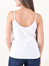 Musculosa básica de breteles finos con escote en V, confeccionada en tela suave y elástica.