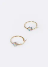 Par de aros tipo argolla dorados con esfera de strass multicolor.