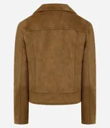 Campera femenina modelo biker color marrón, confeccionada en gamuza sintética, con cuello de solapa, cierre delantero diagonal y bolsillos con cremallera. Presenta tiras decorativas con botones a presión en la parte inferior.