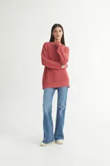 Sweater tejido de punto color ladrillo, con cuello redondo y calce oversize.
