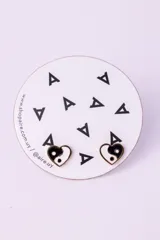 Aros abridores de acero quirúrgico en forma de corazón con diseño de Yin Yang en esmalte blanco y negro.