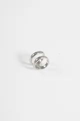Anillo doble de acero quirúrgico plateado, con diseño de dos bandas unidas.