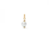 Dije charm bañado en oro de 18k con perla blanca colgante.