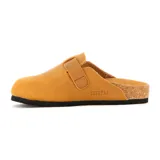 Zueco de dama color marrón claro, confeccionado en cuero, con diseño de punta cerrada, ajuste mediante tira con hebilla metálica lateral, plantilla de corcho y suela de goma negra.