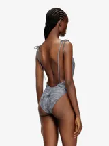 Malla enteriza con estampado que simula un efecto óptico de jean, con escote en V profundo, tirantes finos regulables y espalda baja.