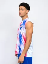 Musculosa de entrenamiento sin mangas, con estampado geométrico en tonos blanco, azul y rojo. Incluye el escudo del Club Nacional de Football en el pecho.