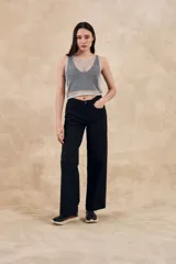 Musculosa plateada de red con calados y calce oversize.