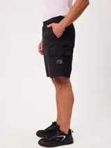 Bermuda cargo lisa de color negro, con múltiples bolsillos laterales, trabillas para cinturón y cierre frontal con botón y cremallera.