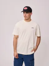 Gorra de lona lavada color beige con visera azul marino y parche bordado con el logo de Rusty.