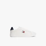 Zapatillas de tenis Tommy Jeans de corte bajo, confeccionadas en piel napa de color blanco con forro de poliéster. Presentan un diseño clásico con cierre de cordones, parche lateral con el logo de la marca y un panel a contraste en color azul marino en el talón.