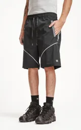 Bermuda negra de textil liviano con calce oversize, elástico y cordón de ajuste en la cintura. Presenta recortes con ribetes reflectantes grises en los bolsillos delanteros y ribetes blancos en el ruedo. Posee bolsillos traseros.